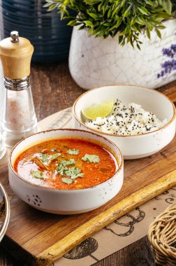 Tayland baharatlı Tom çorbası, pilav ve karides.