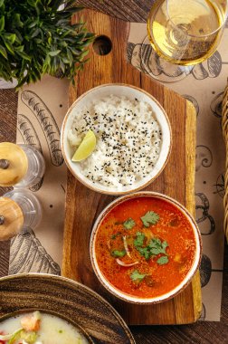 Tom yer elması, pilav ve karides.