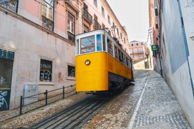 Lizbon 'un dar sokaklarında ünlü retro sarı füniküler tramvay