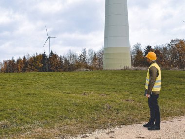 Güç Mühendisi dışarıda, olay yerinde.