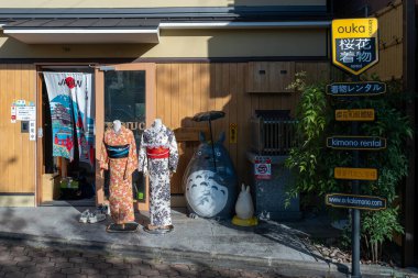 Bir mağaza Kyoto 'da kiralık kimonlar reklamları yapıyor.