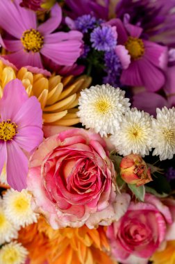 Canlı bir bukette serpilmiş taze bahçeler.