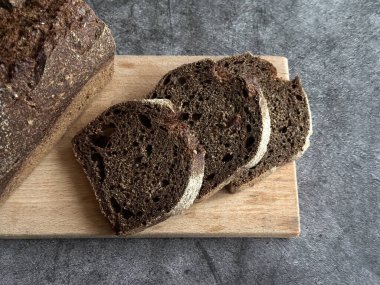 Bir kesme tahtası üzerinde ekmek dilimleri