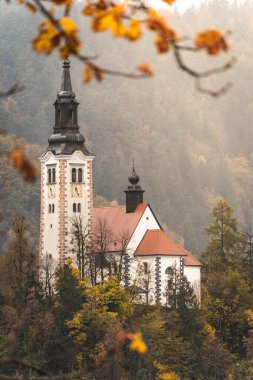 Bled Gölü adasındaki ikonik şapelin panoramik görüntüsü.