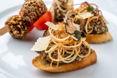 Beyaz tabakta gurme aperatifi.