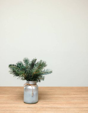 Mason Kavanozunda Dikey Çam Düzenlemesi