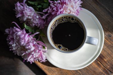 Sabah kahvesi ve taze kasımpatı.