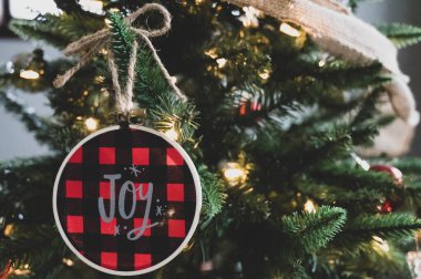 Işıklı Noel ağacını neşe süsü ve çuval bezi ile kapat