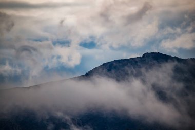 Villajoyosa 'dan alçak bulutların arasındaki tepe.