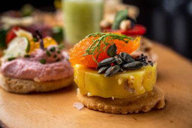 Fransız Fois Gras aperatifi beyaz üzerine