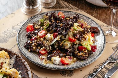 Kurutulmuş domatesli salata ve mozzarella