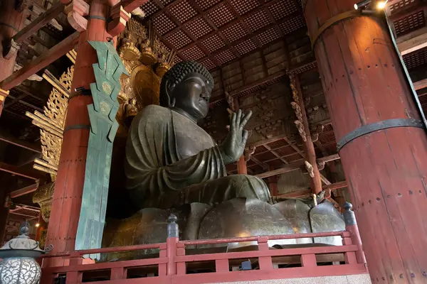 Todai-ji tapınağı, en büyük buda heykeli.