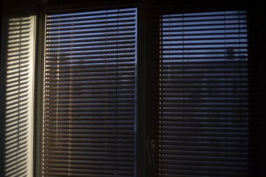 Perdelerden ışık geliyor. Pencere detayları. Dairenin içinde..