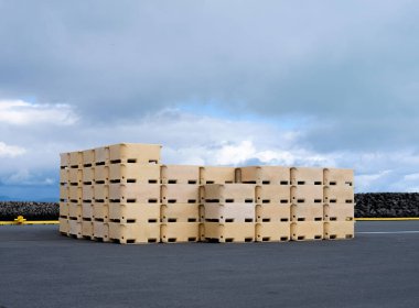 Asfalt üzerinde büyük plastik kontanerler yığını