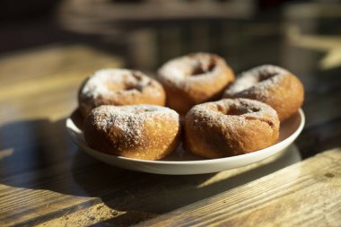 Tatlı ikram. Kızarmış donut. Çay için yiyecek..