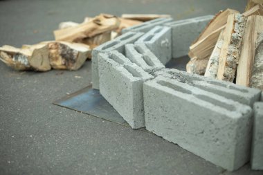 Sokakta şenlik ateşi. Kaldırımda yakacak odun. Beton bloklar.