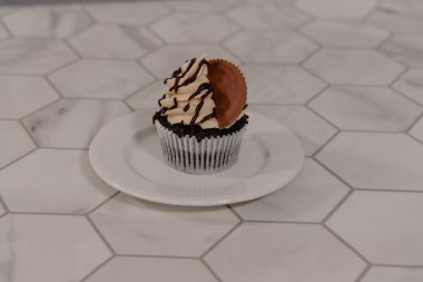 Çikolata ve fıstık ezmeli kek küçük tabakta oturuyor.