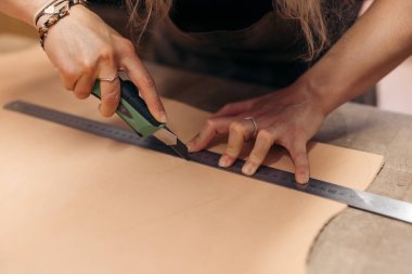 El yapımı terzilik için hassas deri kesme malzemesi.