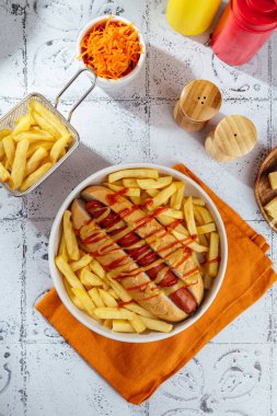 Sosisli patates kızartması ile