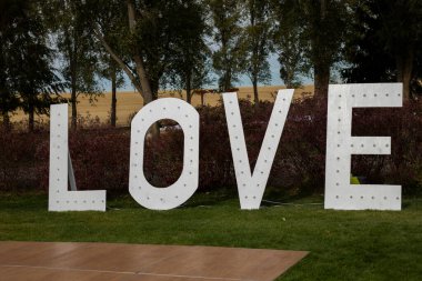 Açık havada gösterilen büyük aydınlatılmış aşk mektupları