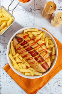 Kızarmış patates ve sosisli sandviç.