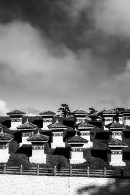 Bhutan 'daki Dochula Pass Stupas