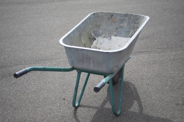 Kum arabası. İnşaat alanında boş bir kum arabası..