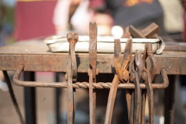 Demir dövmek için aletler. Sahtecilik aletleri. Metal dövme sanatı.