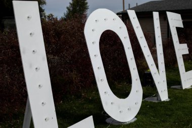 Açık havada gösterilen büyük, aydınlık aşk mektuplarının kenar görüntüsü