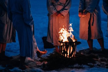 Buzlu bir akşamda Ateş Sepeti etrafında toplanma