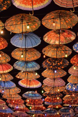 Oaxaca sokaklarında asılı renkli Noel bağları