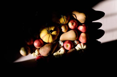 Leylak Arkaplanında Ağır Gölgelerle Sonbahar Hasadı Biçimlendirilmiş