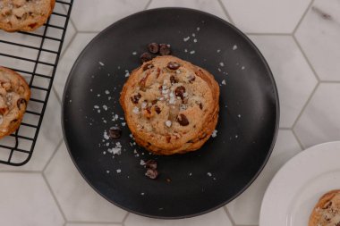 Diğer kurabiyelerle çevrili tuzlu çikolatalı kurabiye yığını.