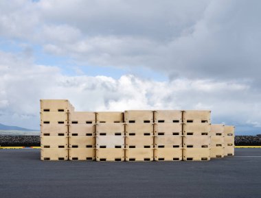 Açık alanda bir yığın plastik balık küveti.