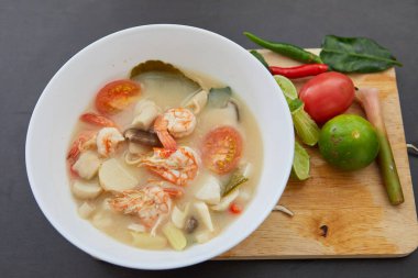 Baharatlı Tom Yum Goong Malzemeli ünlü Tayland yemeği