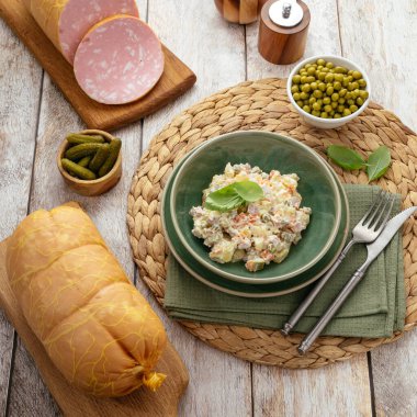 Çatal bıçaklı Olivier salatası.