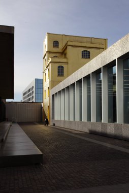 Fondazione Prada Vakfı, Perili Ev