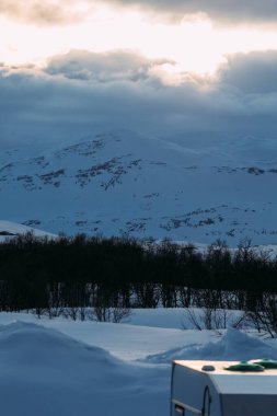 Güneş Işığı Bulutların Arasında Karlı Kuzey manzarası ve