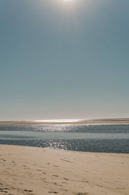 Atlantik 'in ortasında güneş parlıyor.