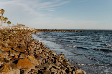 Atlantik Okyanusu 'ndaki kaya bariyerinin manzara fotoğrafı.