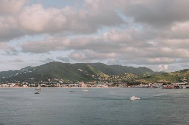 Bir gemiyle Sint Maarten Adası 'ndan geçiyor.