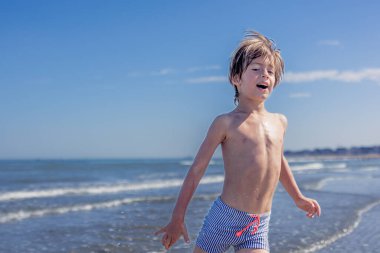 Dertsiz Çocuk Denizde Koşuyor