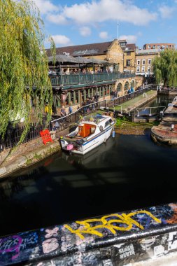 Tekne Londra, Camden 'daki Regent Kanalı' na yanaştı.