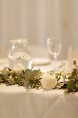 Düğün resepsiyonu için beyaz ipek çiçek dekoru