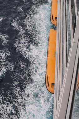 Gemiden okyanus cankurtaran botlarına bakıyorum.