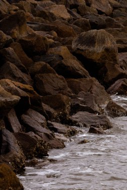 Atlantik Okyanusu kıyısındaki kaya duvarı