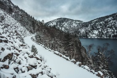 Kar, Acadia Ulusal Parkı 'nda kışın araba yolunu kapadı.