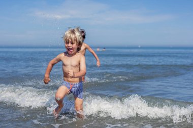 Durdurulamaz Eğlence: Okyanus Dalgalarında Koşan Çocuklar