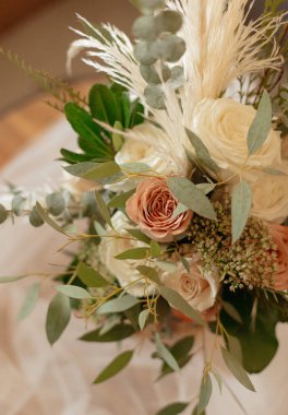 Yumuşak pembe güllü düğün buketinin ayrıntıları