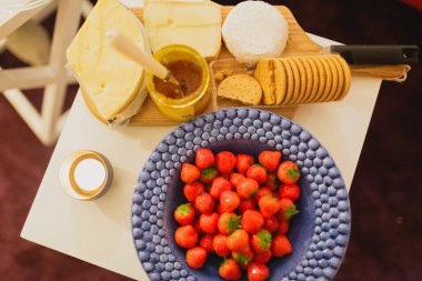 Çilek ve Ballı Peynir Tabağı